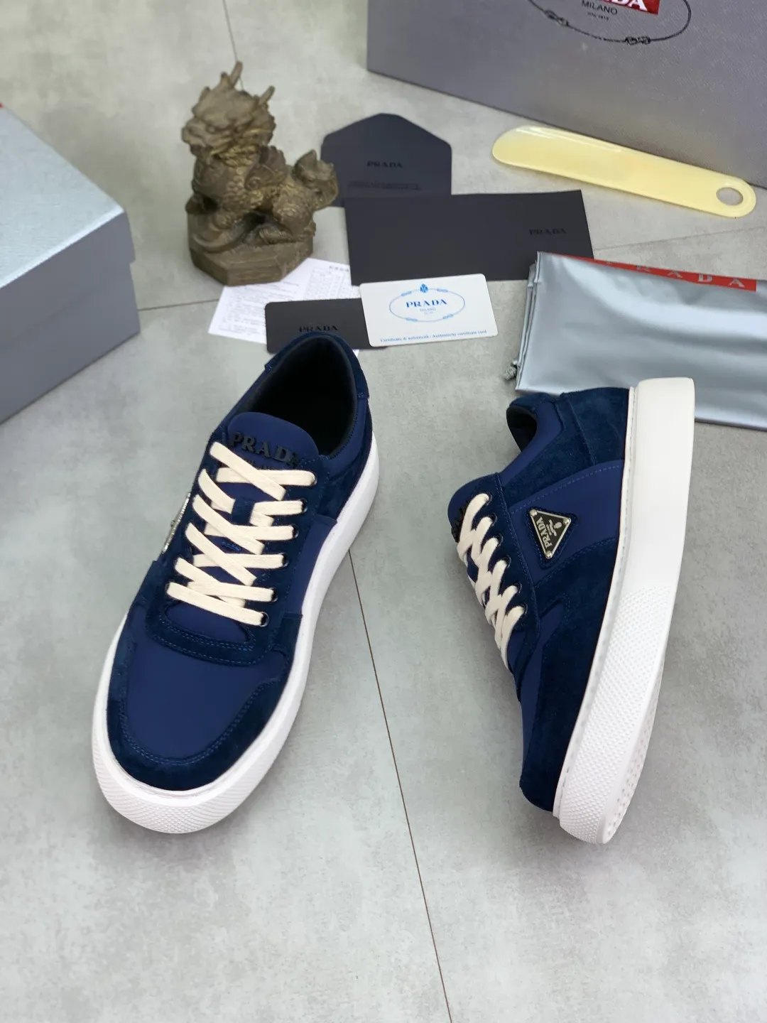 Men's shoes 💰P560💰 [New model] High version official website popular model is on the market, 🆘 Trendy brand (Prada) mainly promotes popular model, avant-garde and versatile fashionable men's shoes private version mold opening, cowhide surface splicing 1:1.. Stylish and simple, original imported cowhide lining cowhide feet; the atmosphere and personality are more fashionable, eye-catching and pursuing class. It will subvert the old idea and be a must-have for fashion trendsetters with you! Must keep it for yourself! Tall and comfortable, large and low, high-end quality workmanship. Code number: 38-44 5⃣️colors available.